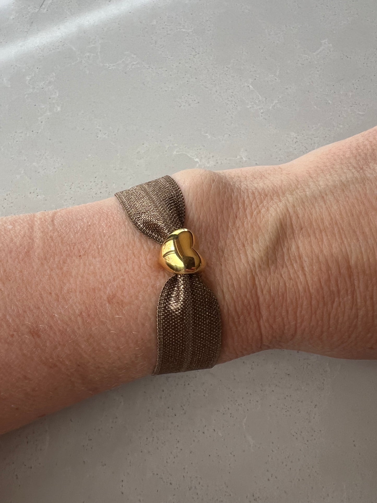 Elastic gold heart bracelet, dark brown