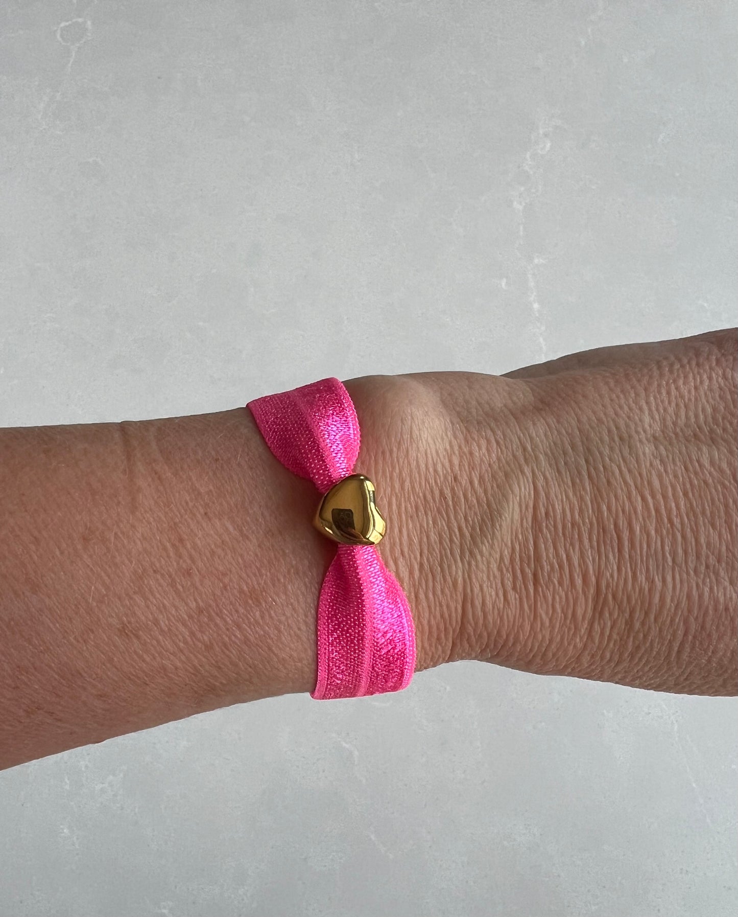 Elastic gold heart bracelet, neon pink