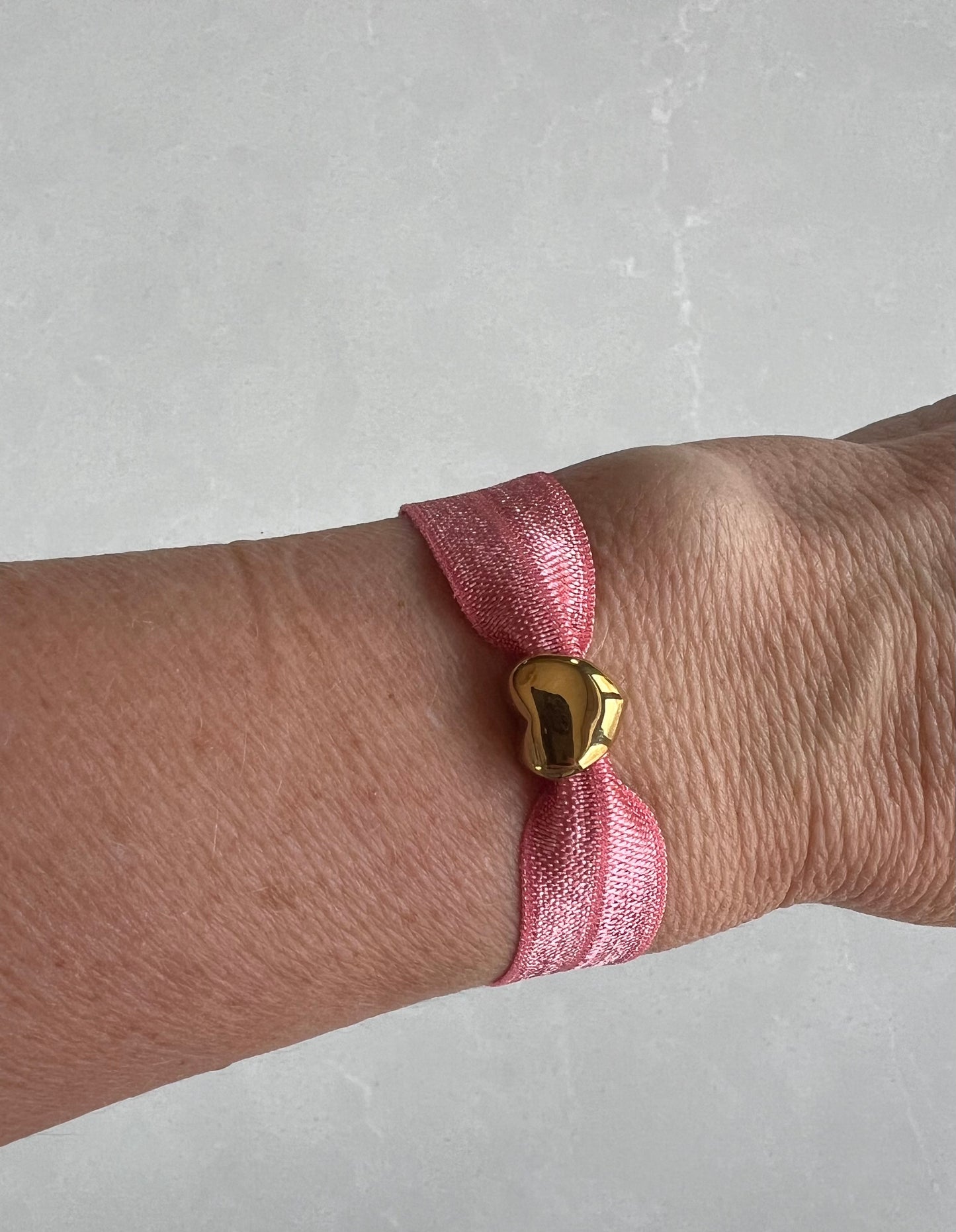 Elastic gold heart bracelet, pink