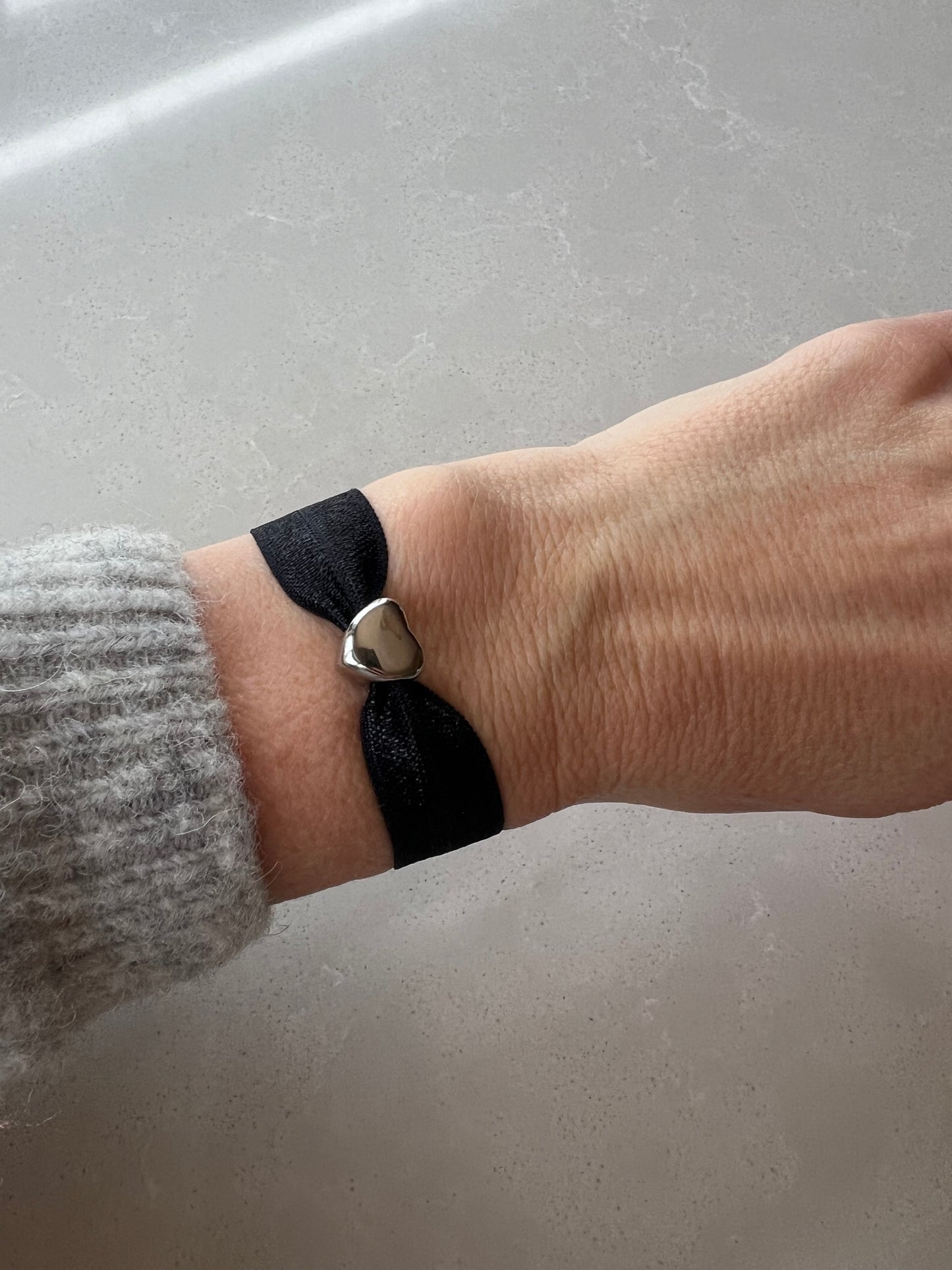 Elastic silver heart bracelet black