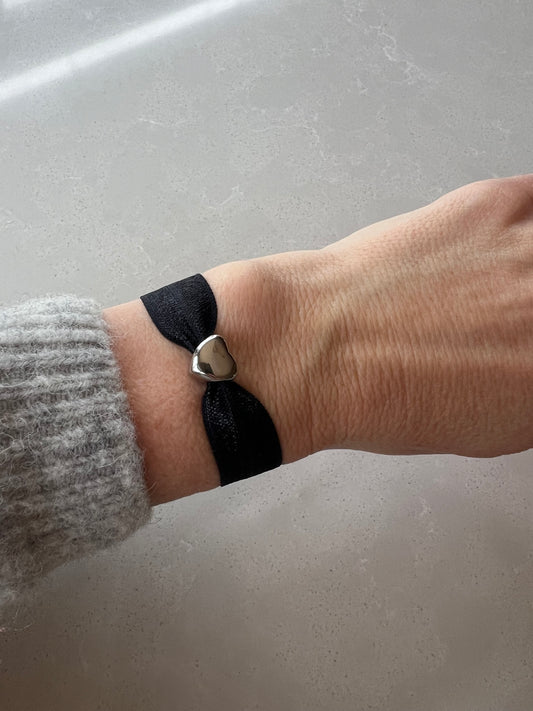 Elastic silver heart bracelet black