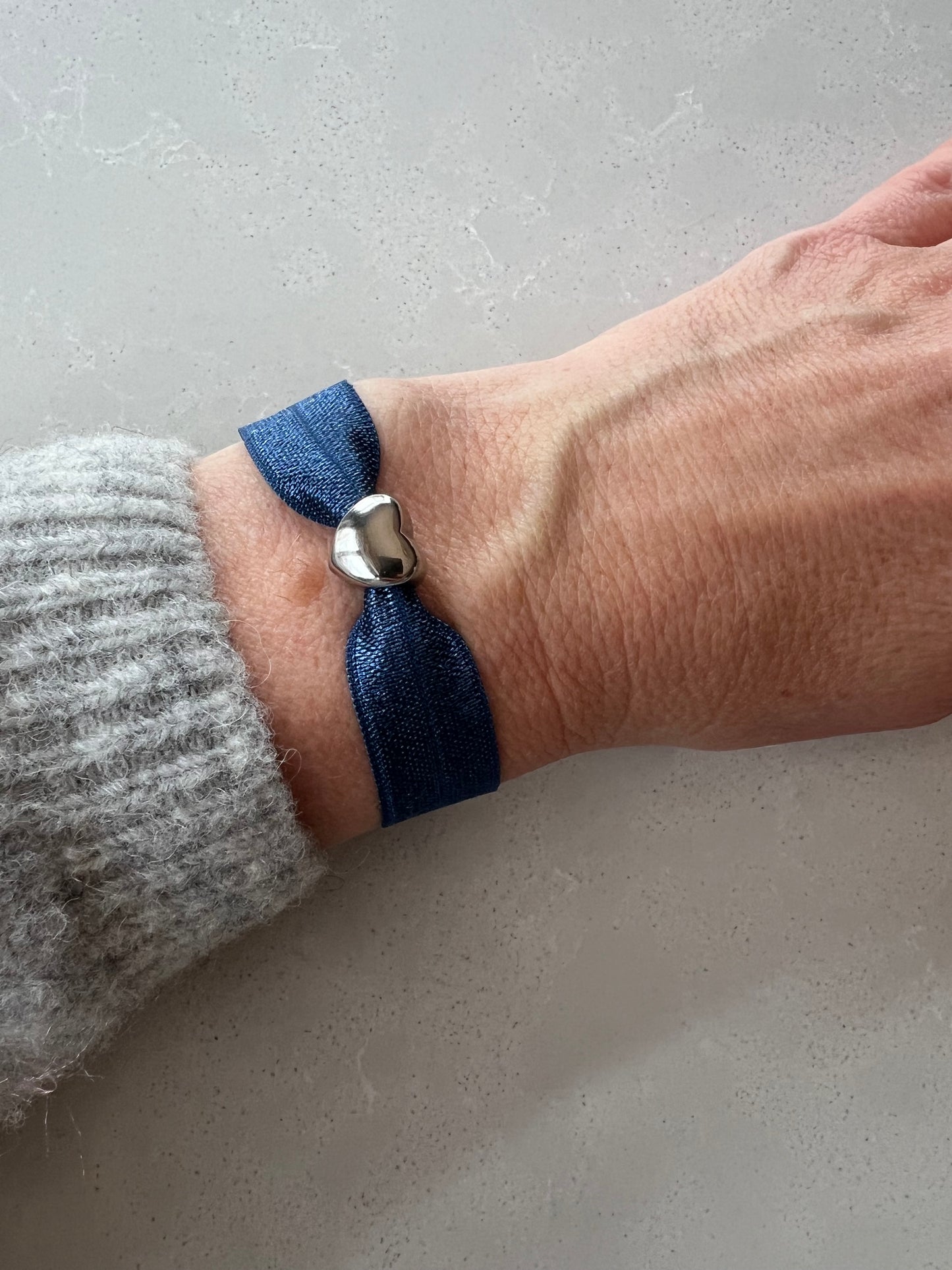 Elastic silver heart bracelet navy blue