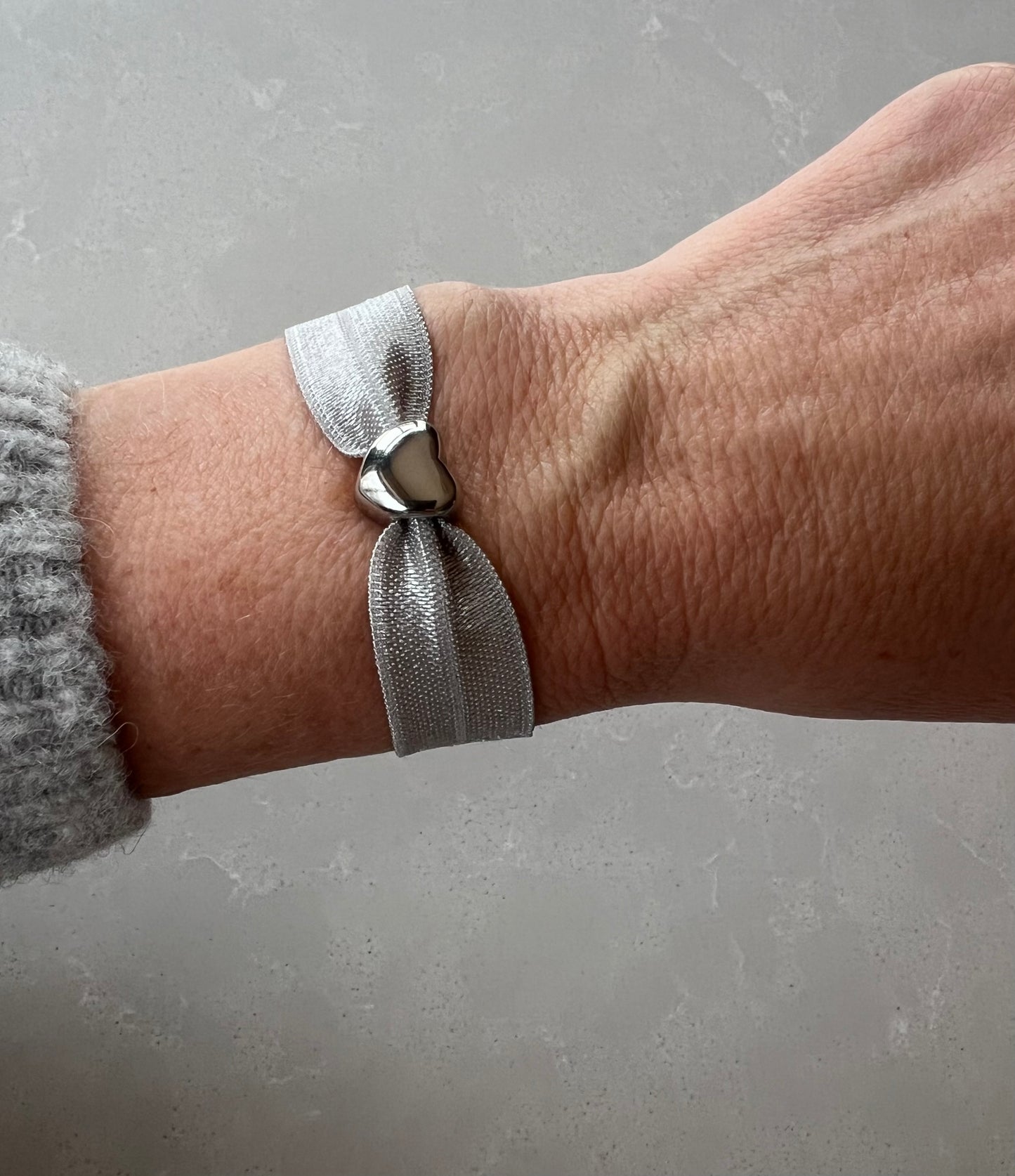 Elastic silver heart bracelet grey
