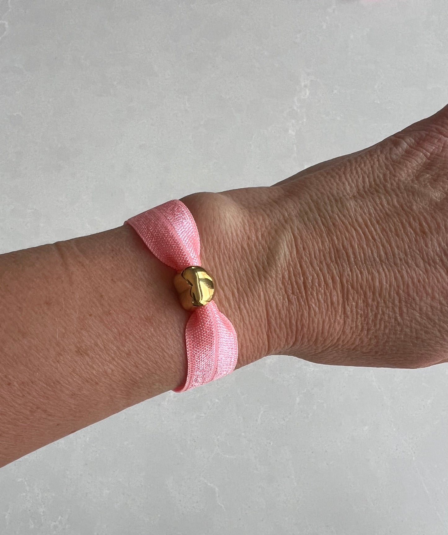 Elastic gold heart bracelet, light pink