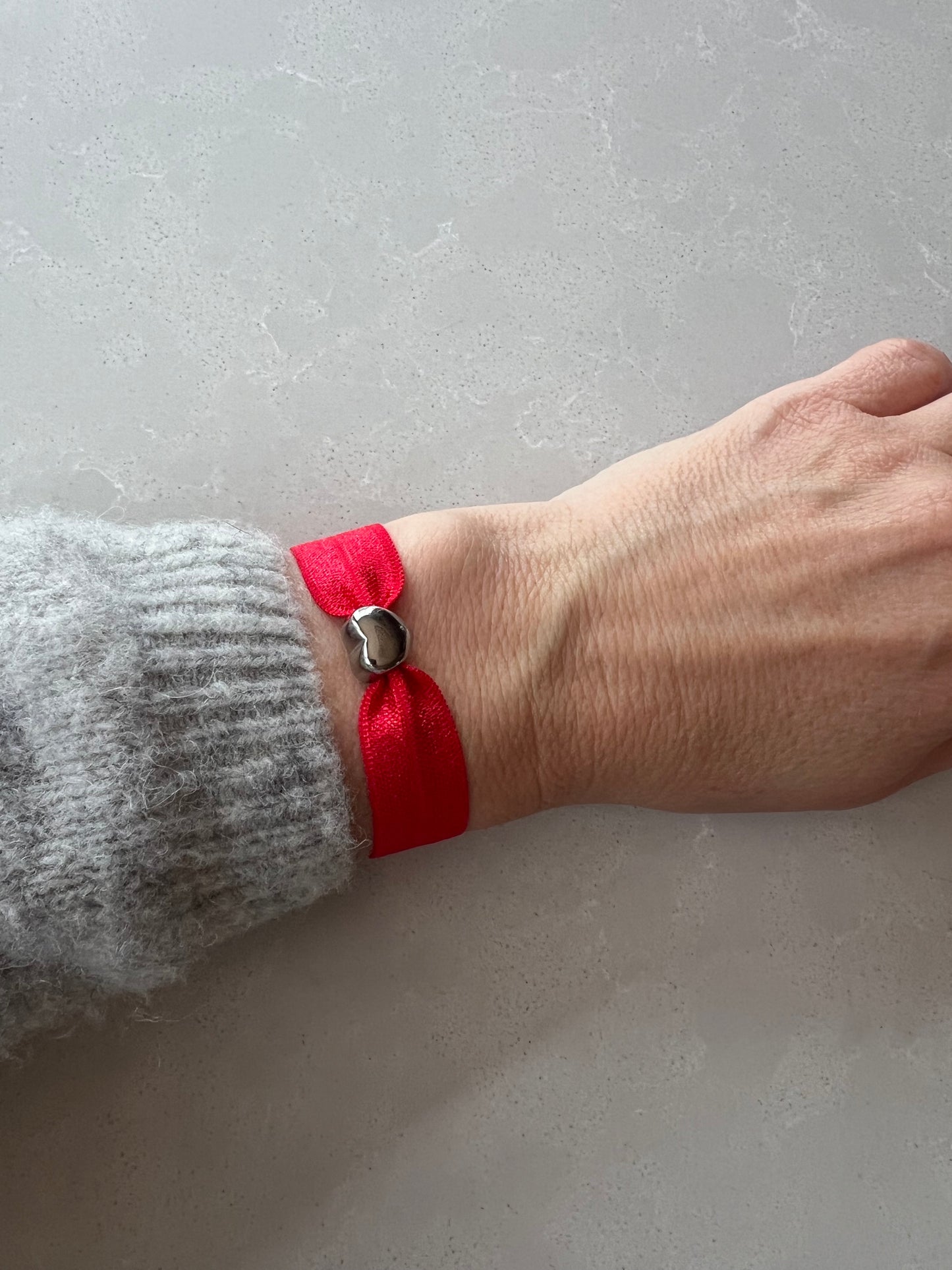 Elastic silver heart bracelet red