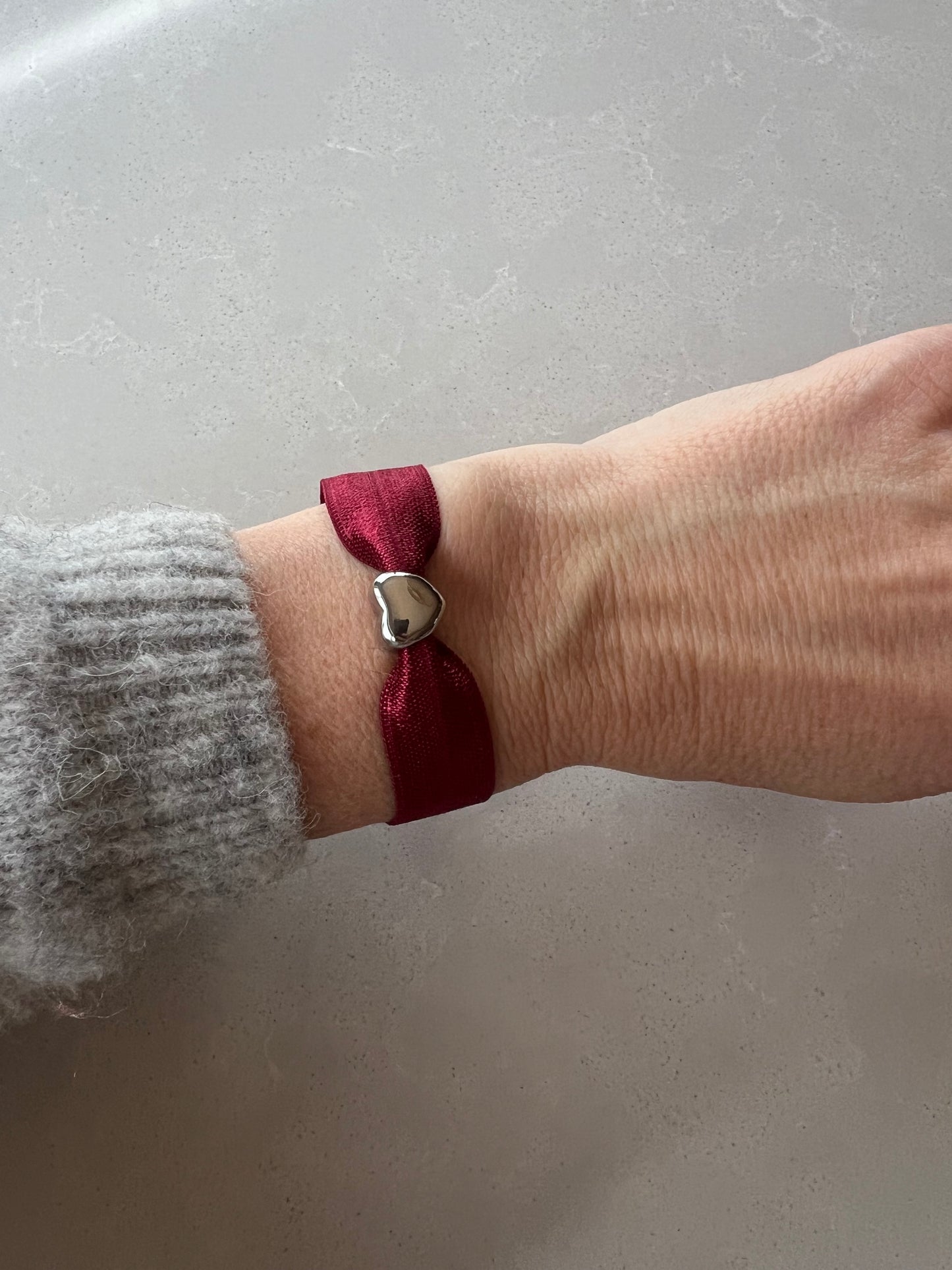 Elastic silver heart bracelet burgundy