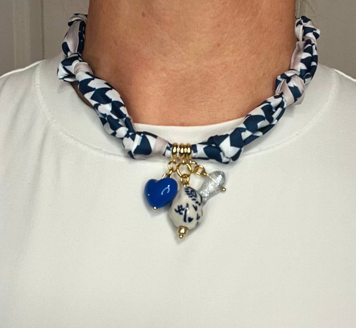 Scarf necklace, expandable ( back closure) #137