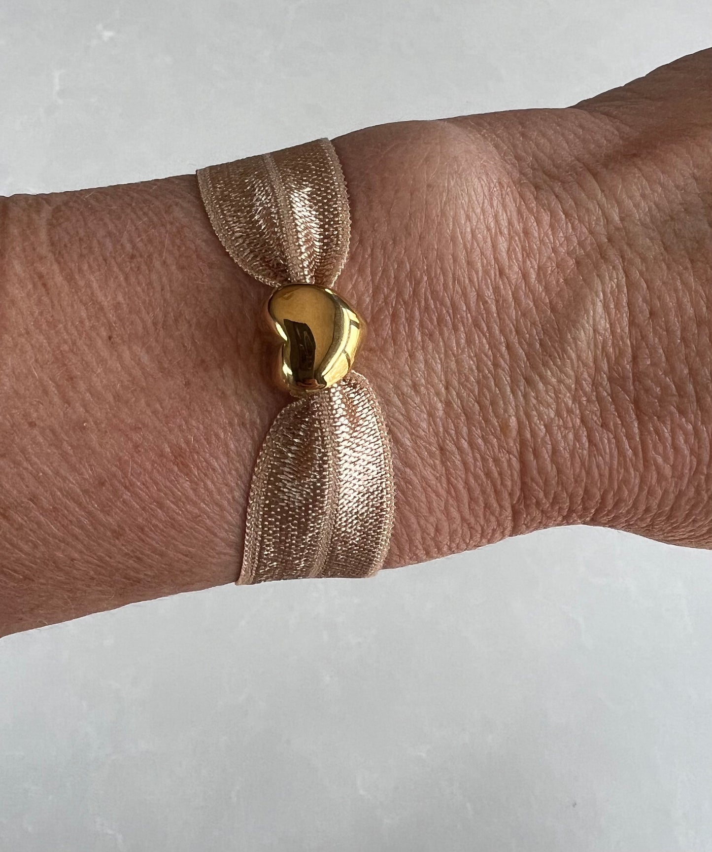 Elastic gold heart bracelet, beige/ gold tone